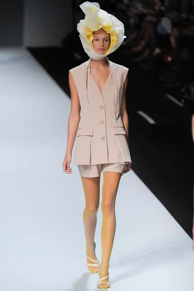 Look 3